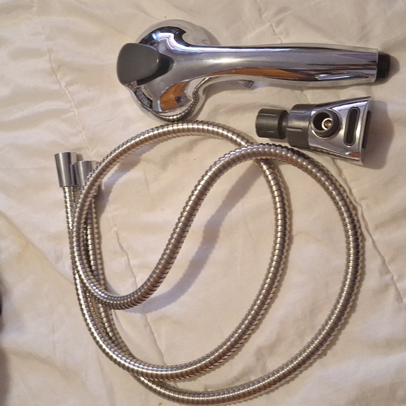 Handheld shower handle and hose - Picture 2 of 4